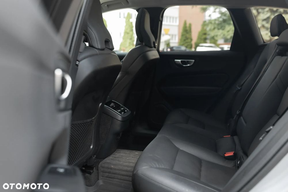 Volvo XC 60 B5 B AWD Ultimate Dark - 12