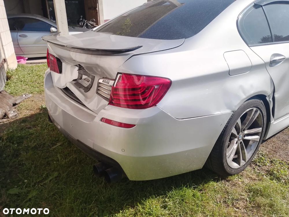 BMW Seria 5 550i xDrive - 27