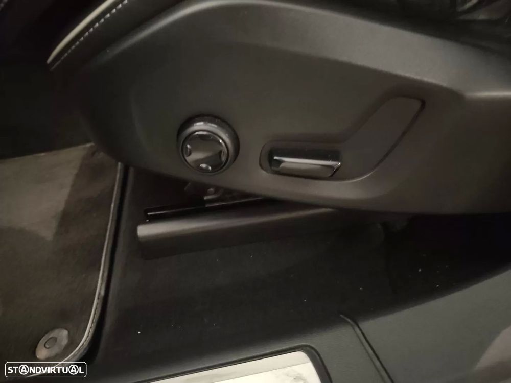 Volvo XC 60 2.0 T8 PHEV R-Design AWD - 14