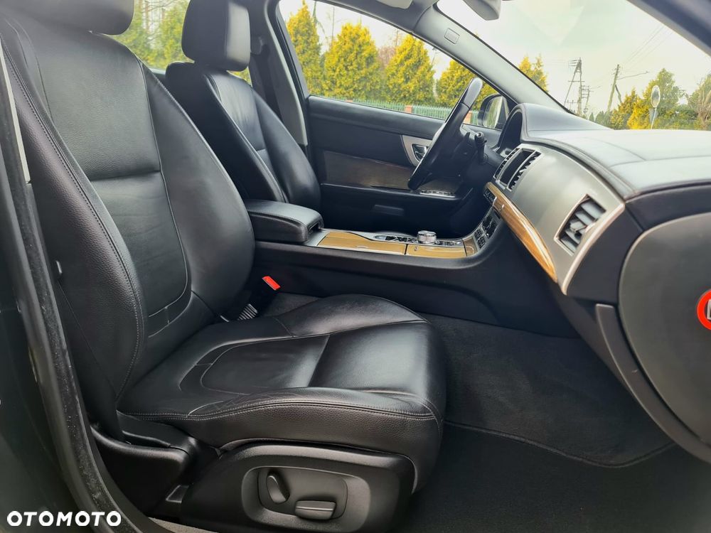 Jaguar XF 2.2 D R-Sport - 30