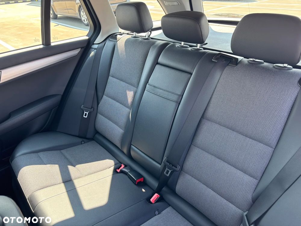 Mercedes-Benz Klasa C 180 BlueEFFICIENCY 7G-TRONIC Avantgarde - 33