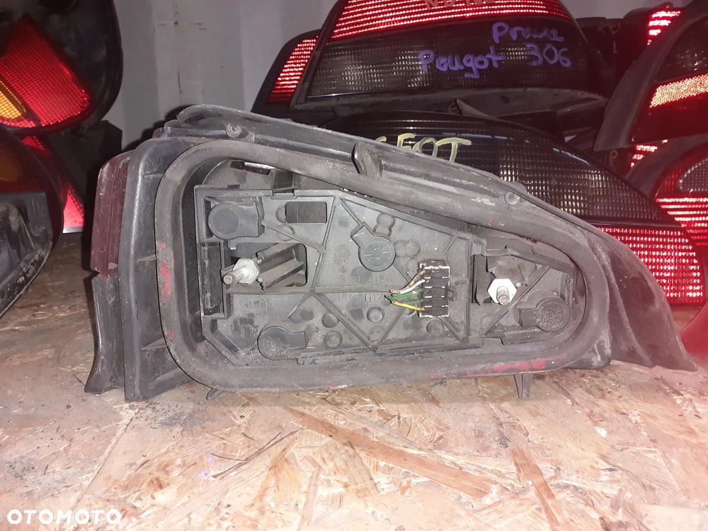 LAMPA TYLNA TYŁ PRAWY PRAWA PEUGEOT 106 - 2
