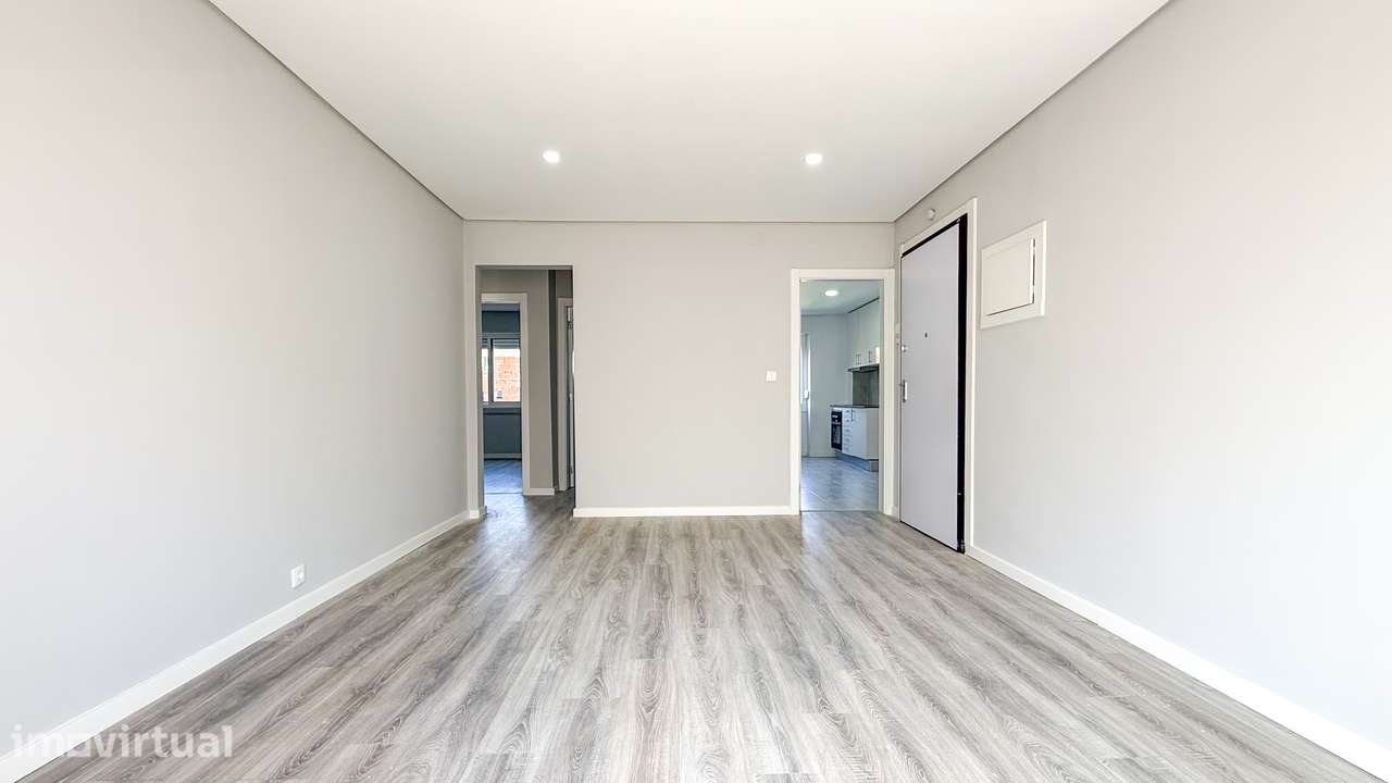 T2 renovado, com ótimas áreas e muita luz natural no centro de Almada. - Grande imagem: 5/25