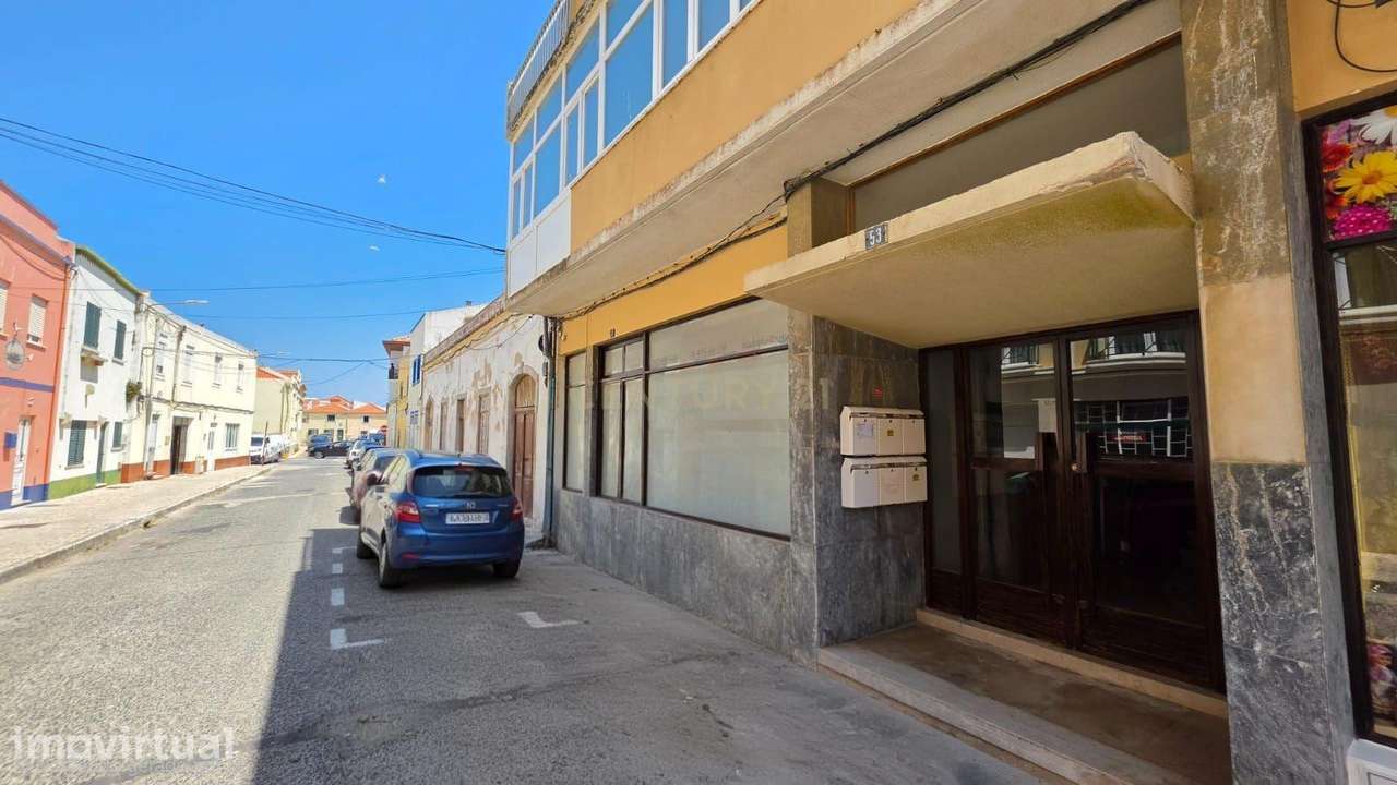 Loja com projeto aprovado para T1 no centro de Peniche - Grande imagem: 2/2