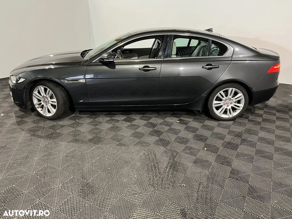 Jaguar XE 2.0 Pure - 7