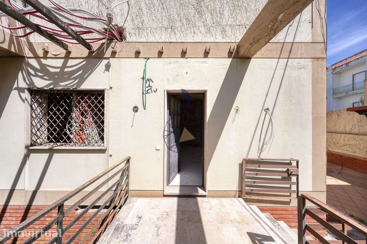Moradia de 3 pisos com projeto de reabilitação aprovado em Portimão - Grande imagem: 4/60