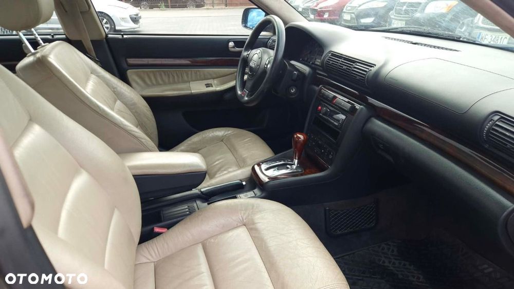 Audi A4 Limousine - 8