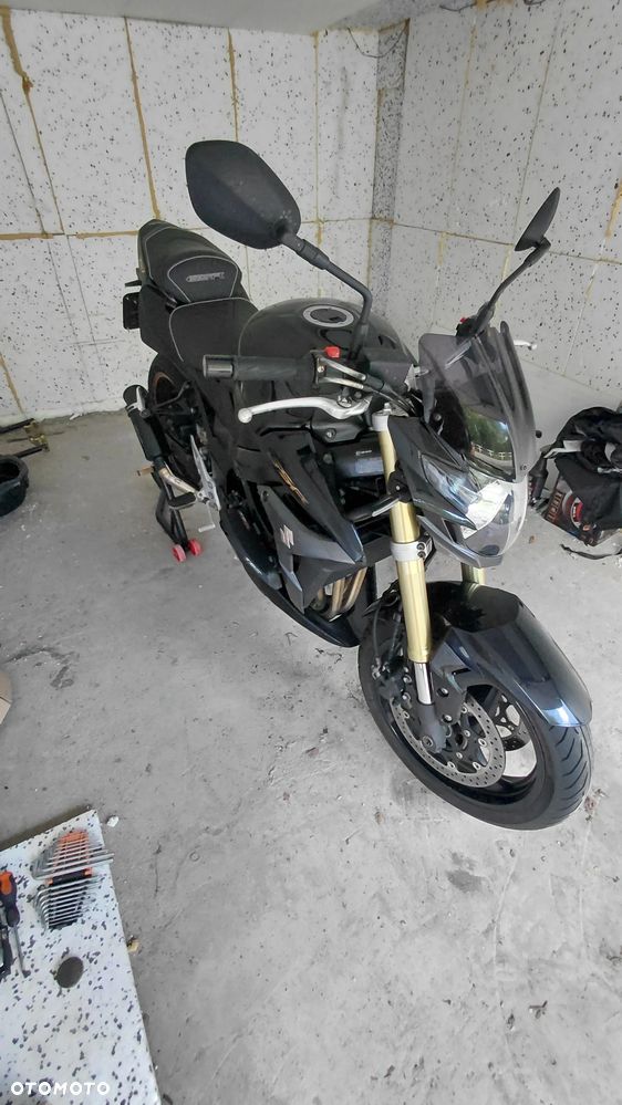 Suzuki GSR - 13