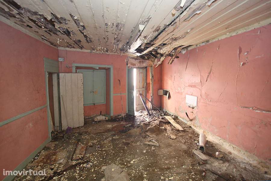 Prédio para recuperar, 3 pisos, cave e pequeno logradouro, C da Rainha - Grande imagem: 3/18