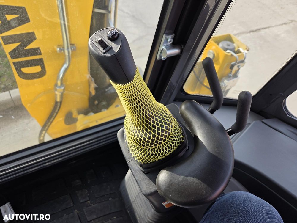 New Holland ROTI EGALE, 89kW-120CP, BRAT extensibil adanc sapare 6m, Powershift, cupa mulfufntionala 4x1 cu FURCI, Anvelope Michelin, Aer conditionat, Cutie automata, Radio, Certificat CE, garantie 1 an, posibilitate leasing 4 ani, PROMOTIE 86.900 EUR+Tva - 22