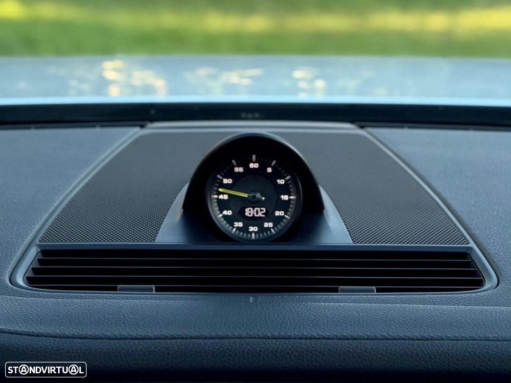 Porsche Panamera 4 E-Hybrid - 16