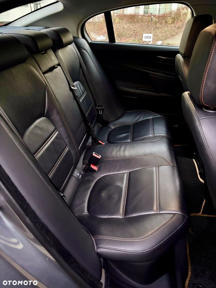 Jaguar XE 2.0 D Prestige - 21