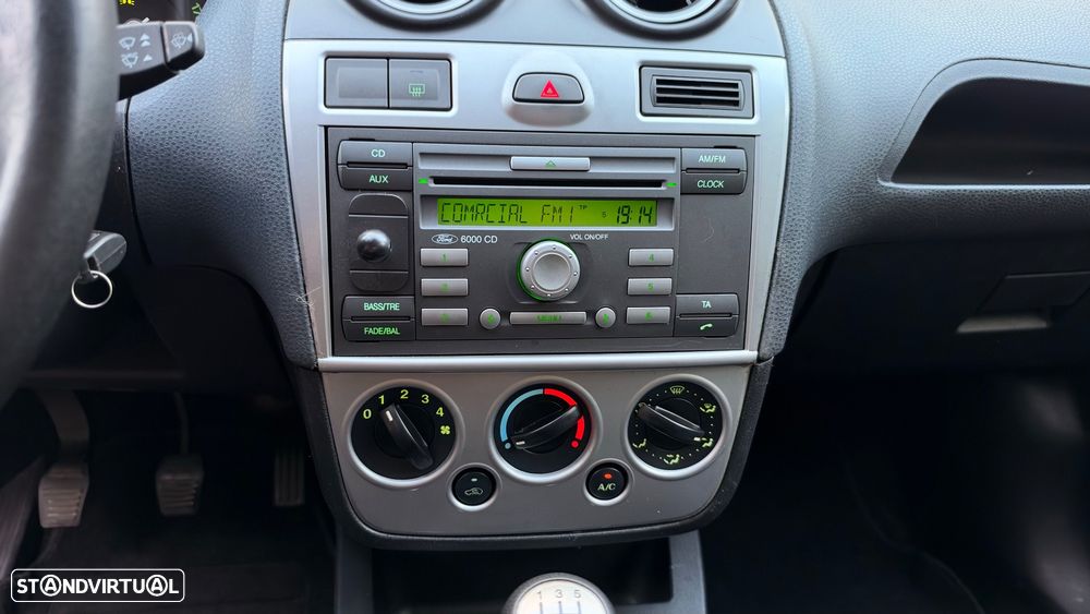 Ford Fiesta 1.25 Ghia - 24