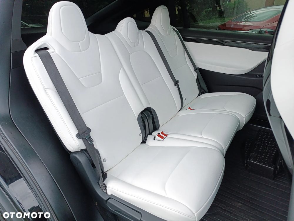 Tesla Model X - 30