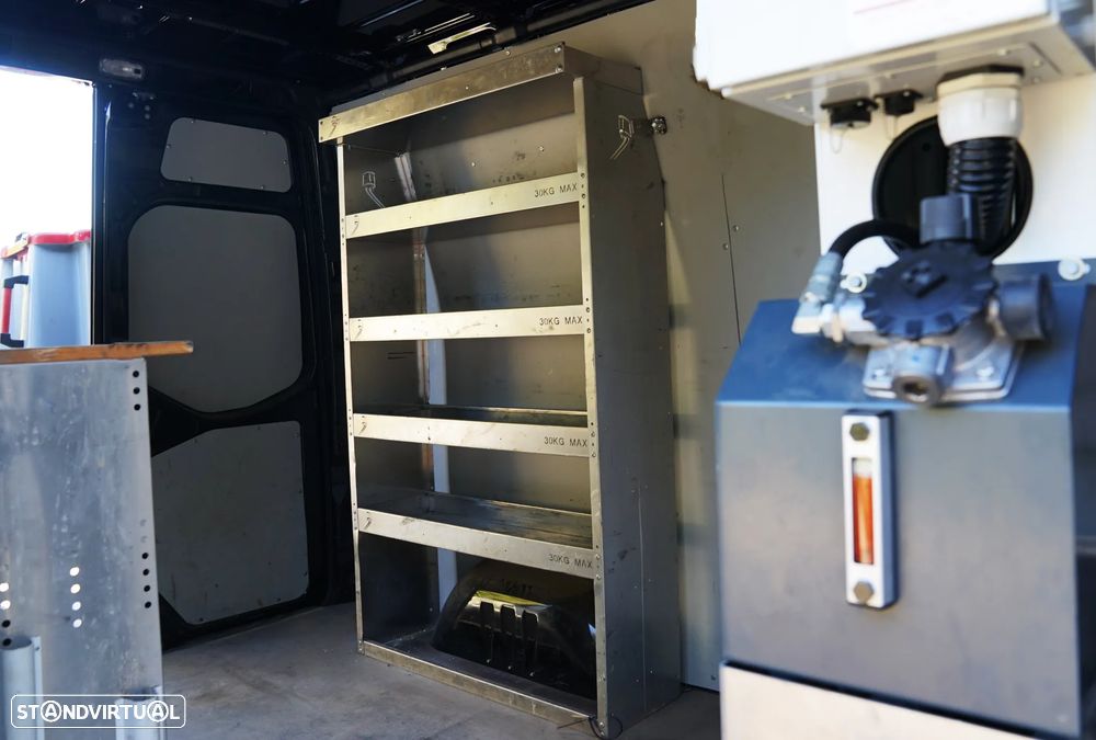 Mercedes-Benz Sprinter c/ cesto elevatório - 19