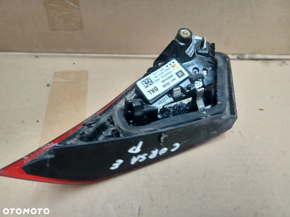 LAMPA TYLNA PRAWA W KLAPE CORSA E - 2
