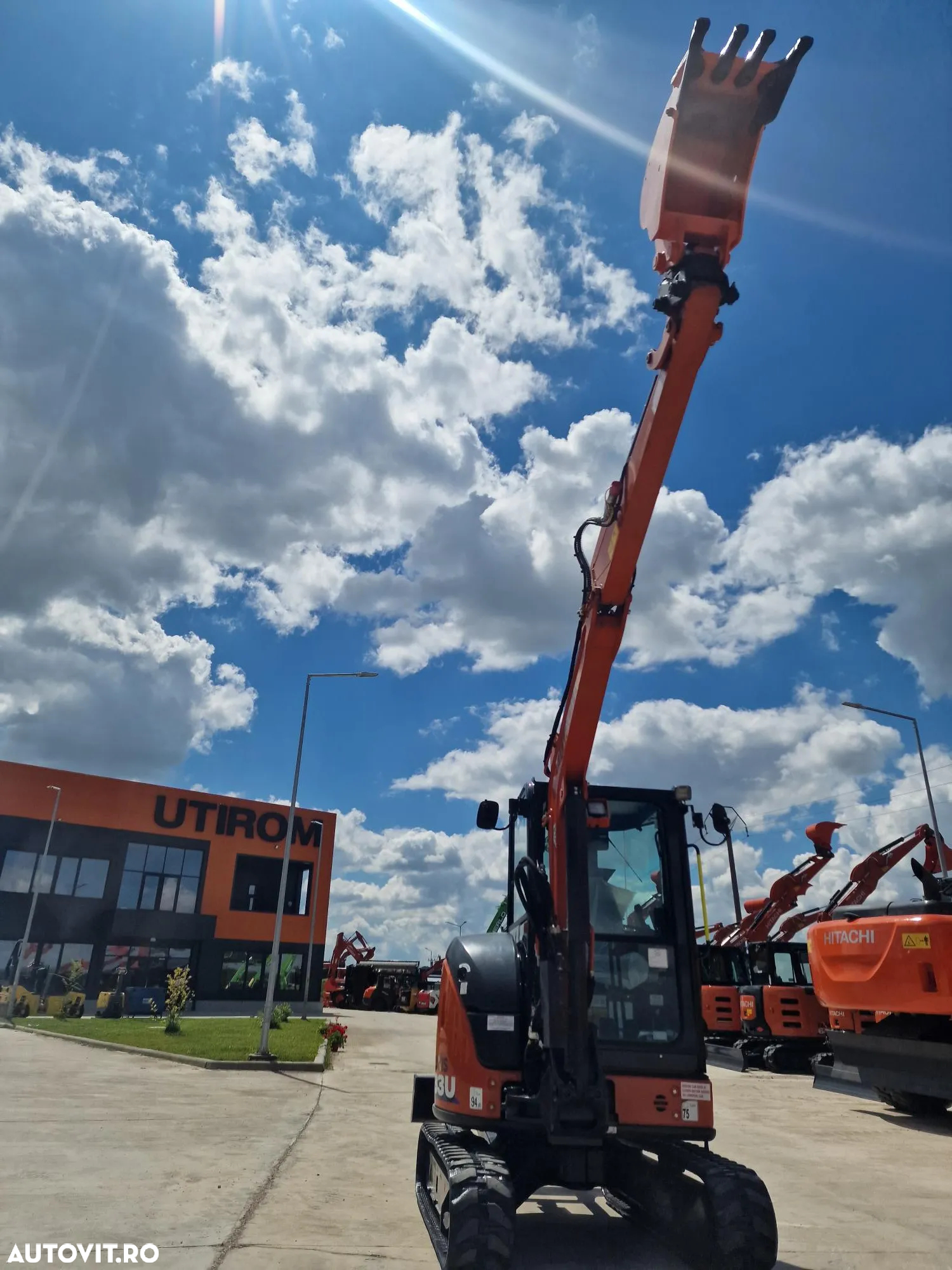Hitachi ZX33, 3,7 tone, 2023/05, 1.163h, CUPLA RAPIDA+3 CUPE NOI, Senile 80% bune, Instalatia de picon pe brate, Sistem antifurt, Aer conditioinat, adanc sapare 4mc, ridica tevi de 2,5tone, STARE FOARTE BUNA< CA NOU, posibilitate leasing 4 ani-36900 EUR+Tva - 39