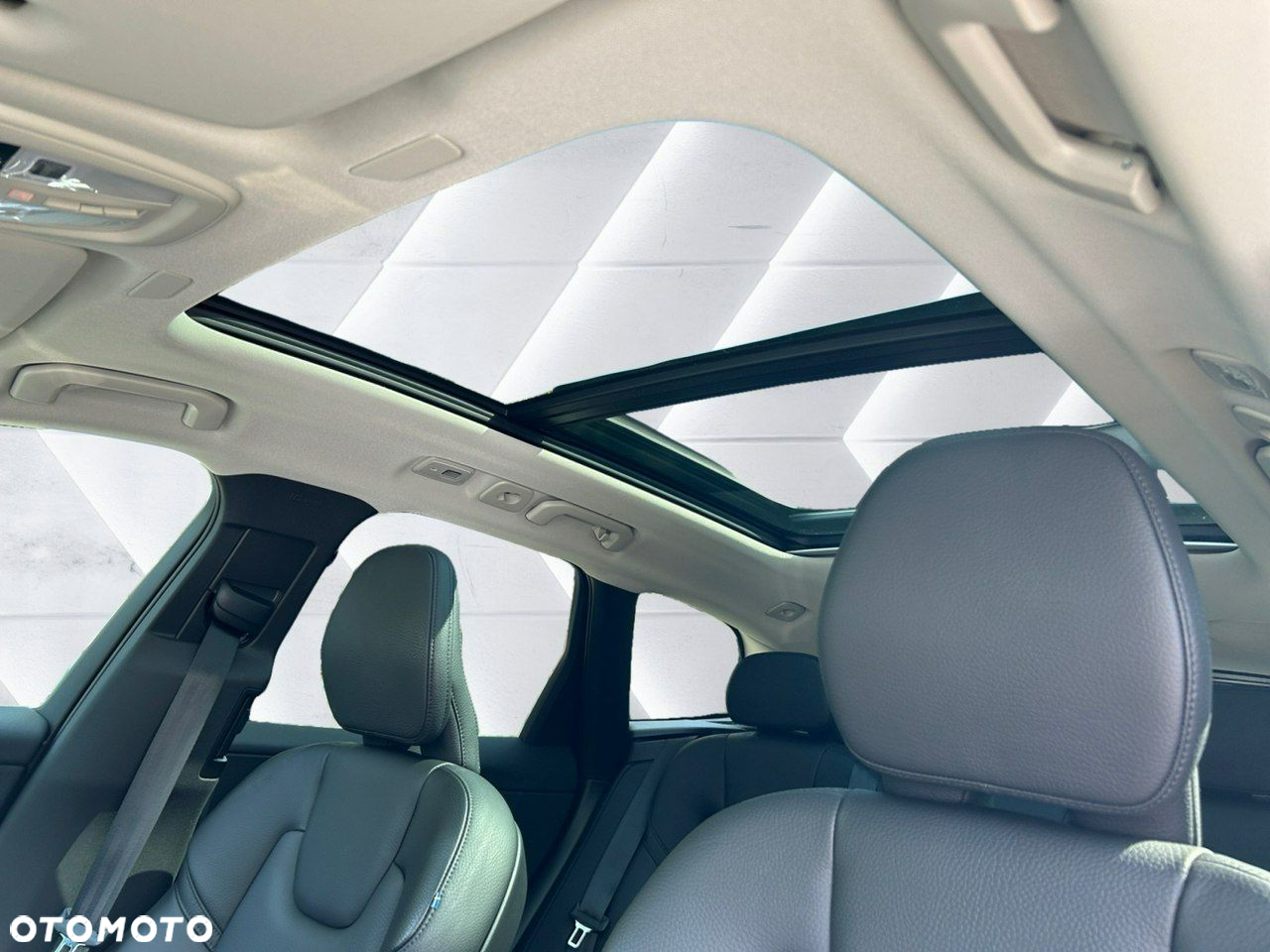Volvo XC 60 B4 B Plus Dark - 18