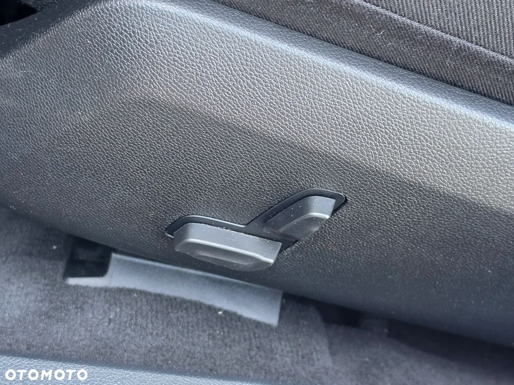 Mercedes-Benz Klasa E 200 CGI BlueEFFICIENCY Automatik Elegance - 33
