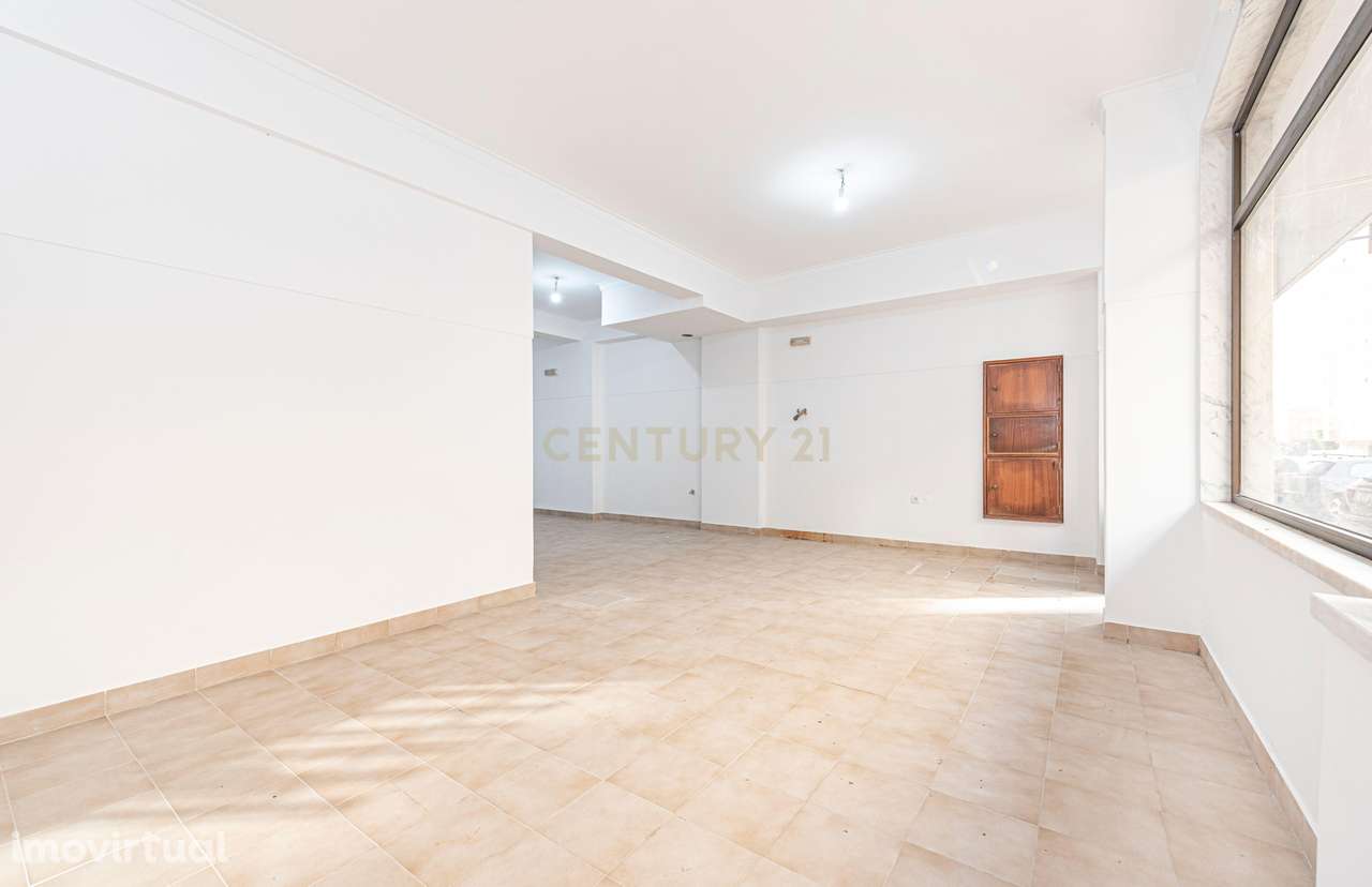 SUSPENSO Escritório com 218 m2 na Quinta da Samaritana, em Belas, Quel - Grande imagem: 2/19