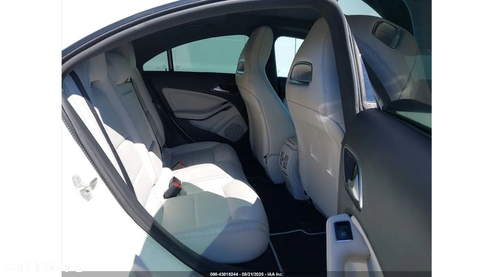 Mercedes-Benz CLA 250 4Matic 7G-DCT - 11
