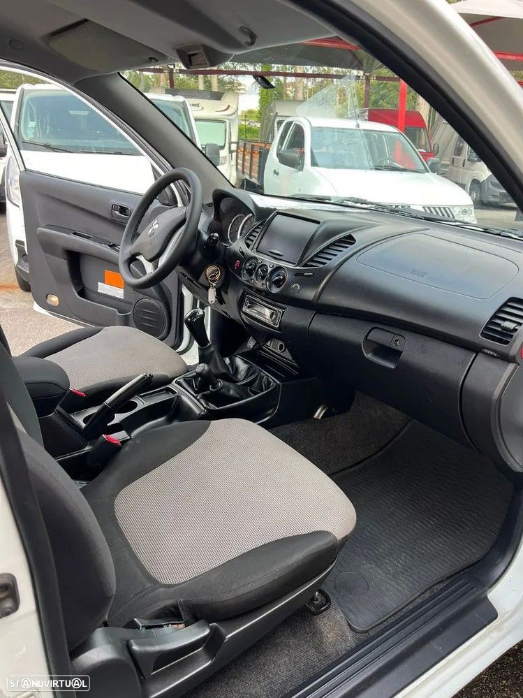 Mitsubishi L200 2.5 DI-D Club Invite AC 3L 4WD - 9