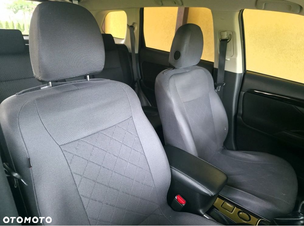 Mitsubishi Outlander 2.0 Invite + 2WD - 13