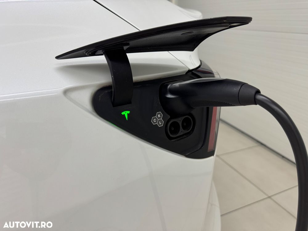Tesla Model Y Long Range Dual Motor AWD - 11
