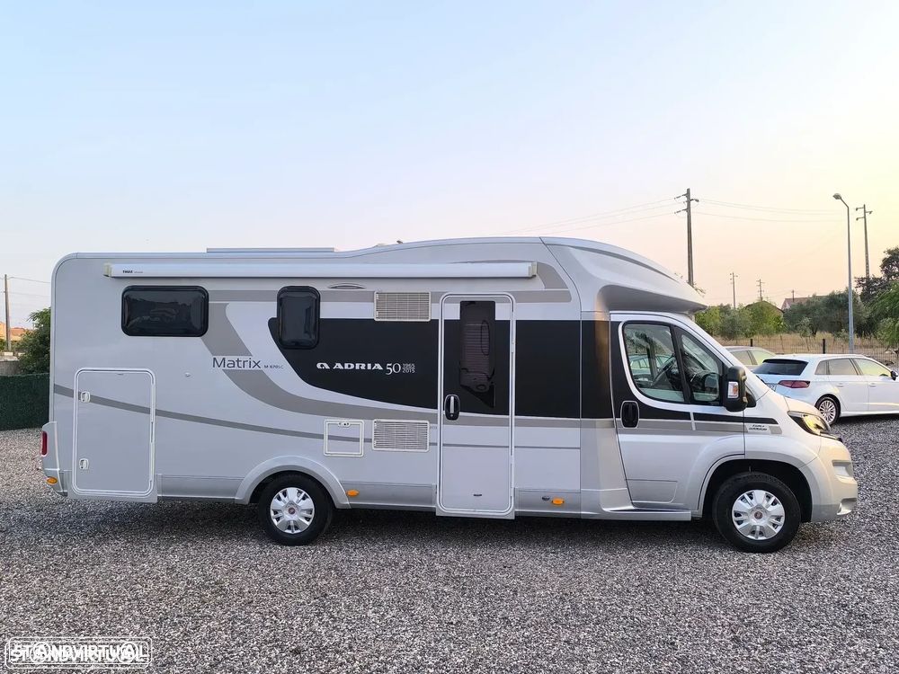 Adria Matrix M670SC 50 Anos 5lugares Cama central e basculante - 3