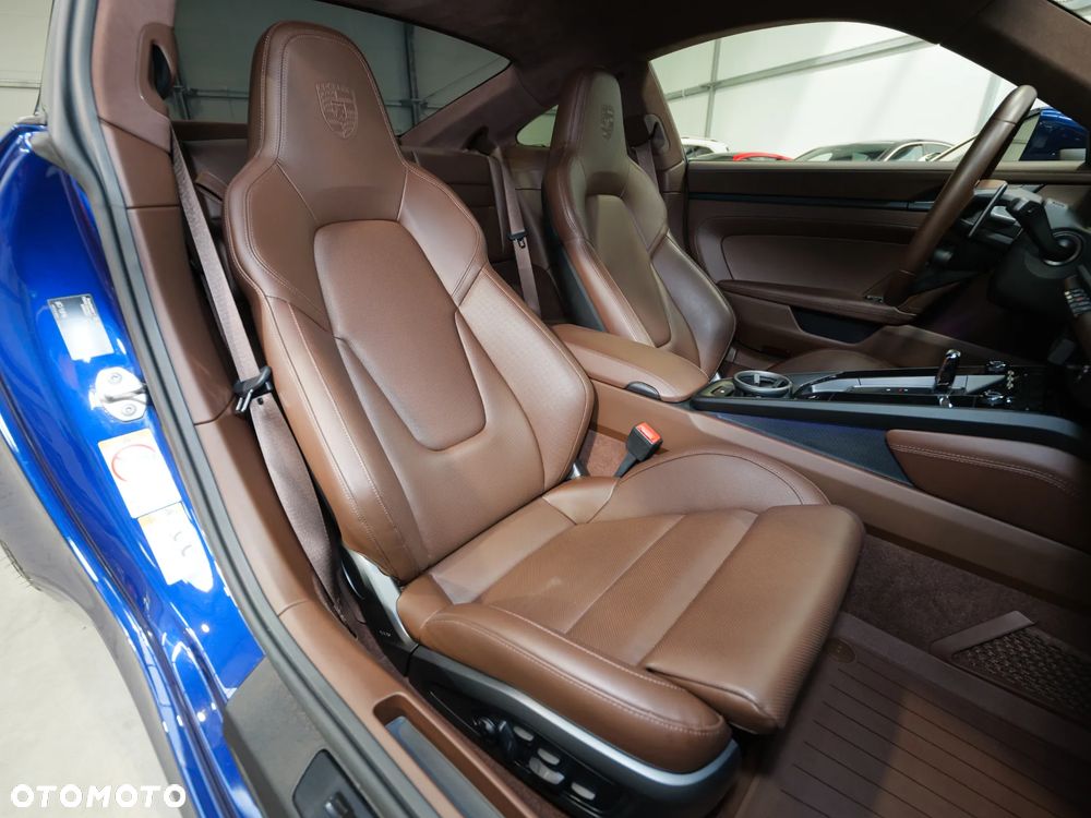 Porsche 911 Carrera 4 GTS - 20