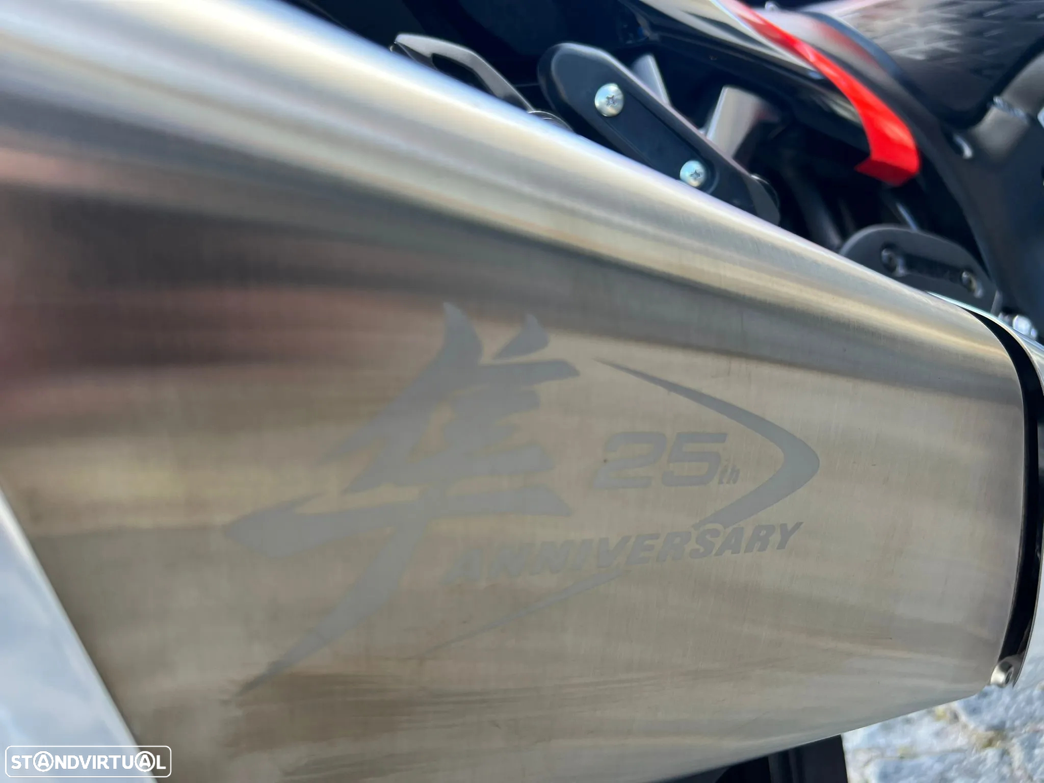 Suzuki GSX-R 1300 HAYABUSA 25th Anniversary Edition - 10