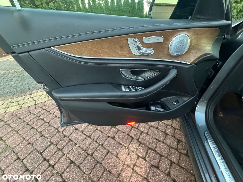 Mercedes-Benz Klasa E 400 4-Matic 9G-TRONIC - 26