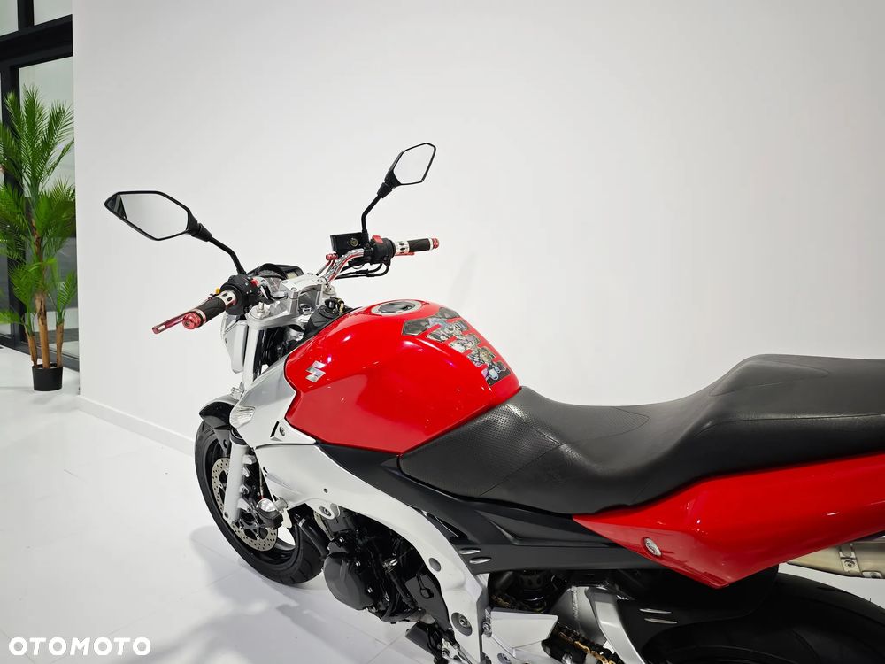 Suzuki GSR - 12