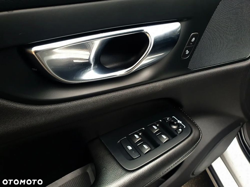Volvo V60 B3 B DKG Momentum Pro - 22