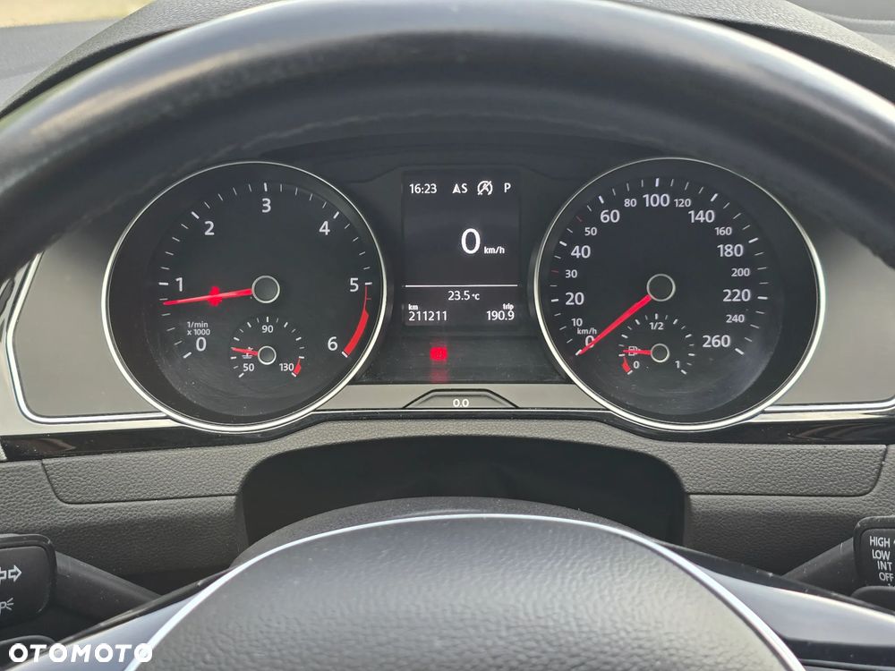 Volkswagen Passat - 12