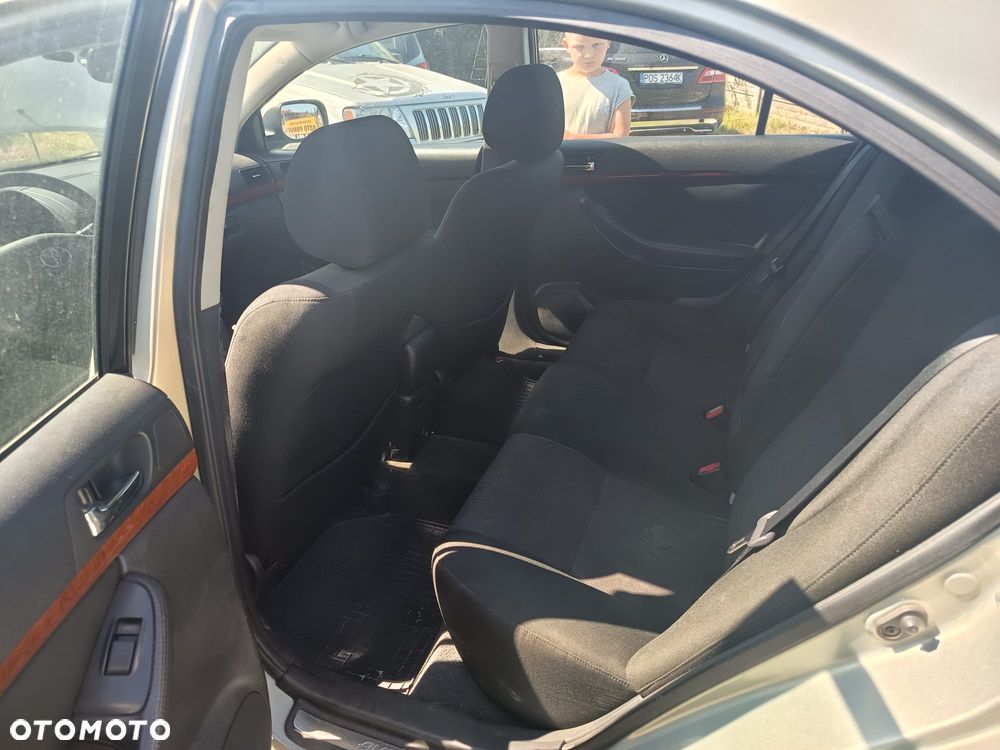Toyota Avensis 2.0 D-4D Sol - 4