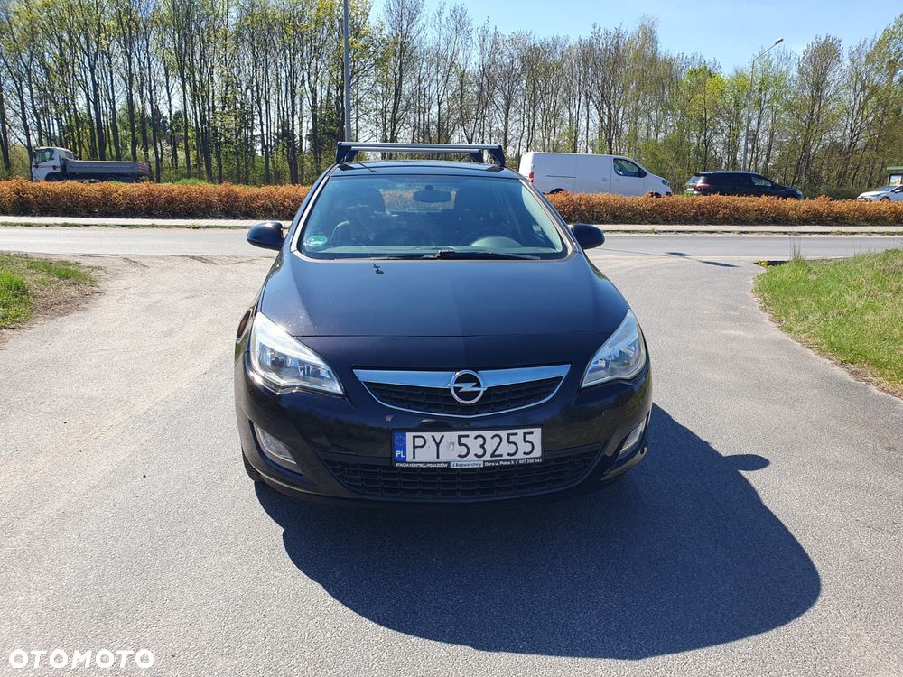 Opel Astra 2011 photo 2