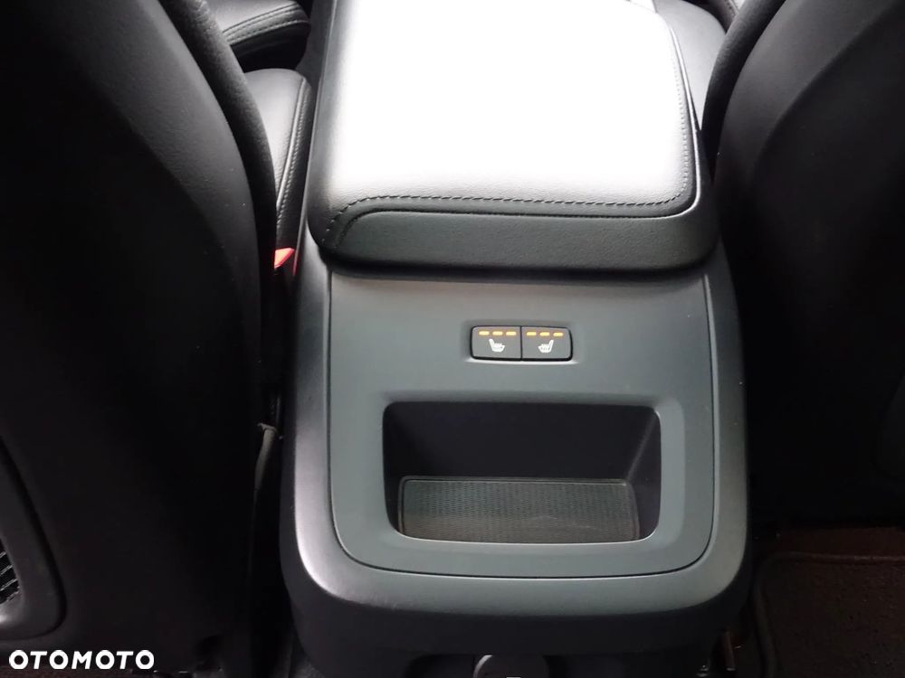 Volvo XC 60 B4 D Plus Dark - 29