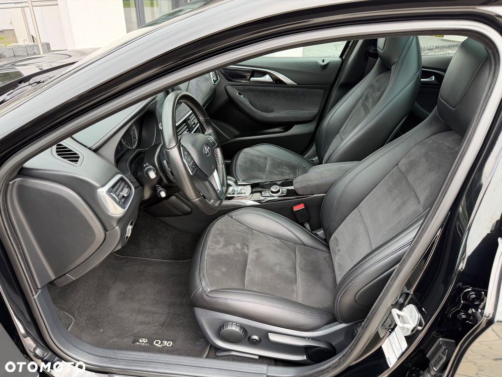 Infiniti Q30 2.0t DCT AWD Sport City Black - 22