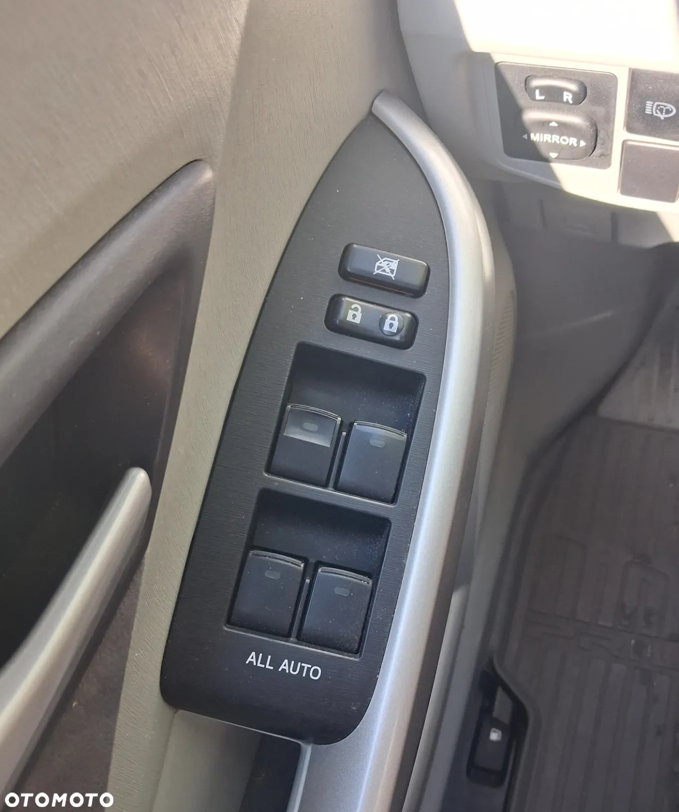 Toyota Prius 1.8 HSD Premium - 6