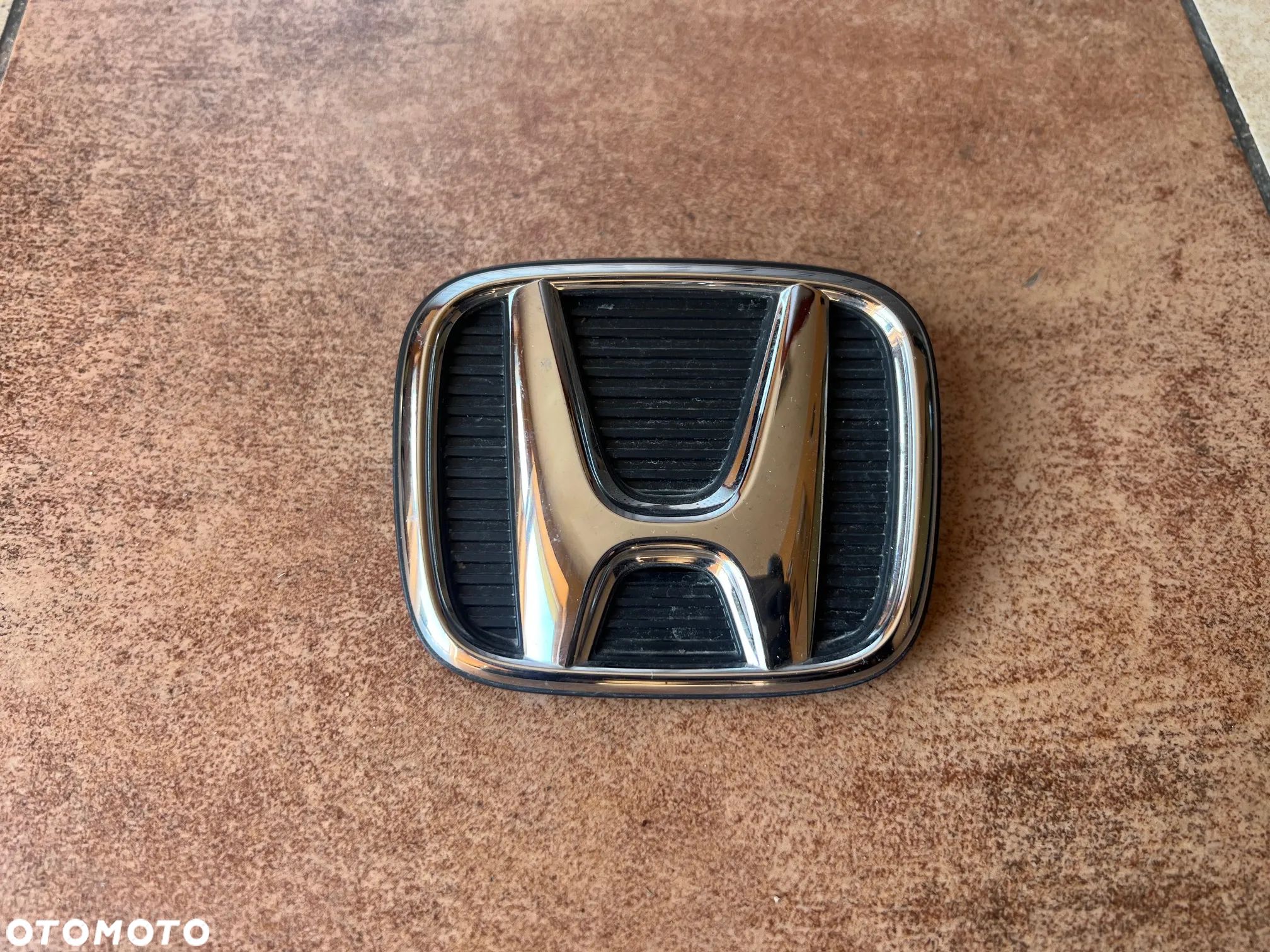 ZNACZEK EMBLEMAT W GRILL ZDERZAKA PRZEDNIEGO HONDA JAZZ III LIFT HYBRYDA 2011 - 2014 - 1