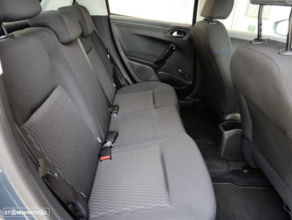 Peugeot 208 1.2 PureTech Signature EAT6 - 19