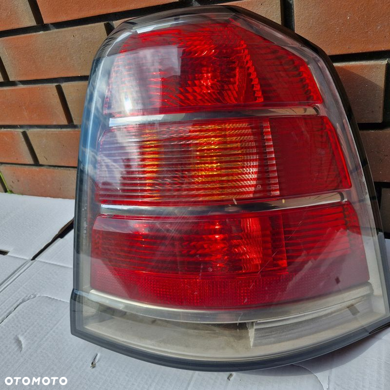 LAMPA TYLNA PRAWA OPEL ZAFIRA B II 05-08 24451843 - 3