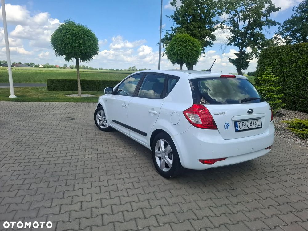 Kia Ceed - 11