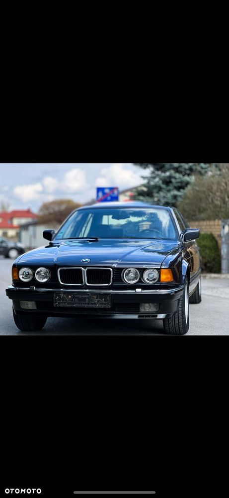 BMW Seria 7 750i - 8