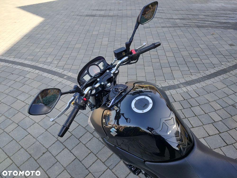 Suzuki GSR - 12