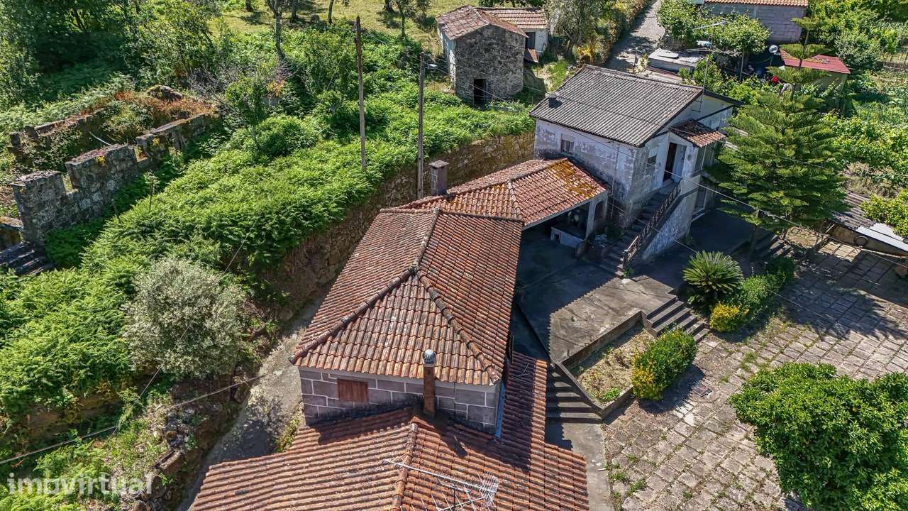 Propriedade com 2 Casas Independentes e Terreno de 1.900 m2 | Douro - Grande imagem: 4/51