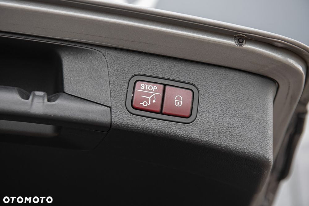 Mercedes-Benz Klasa C 400 4-Matic 9G-TRONIC - 33