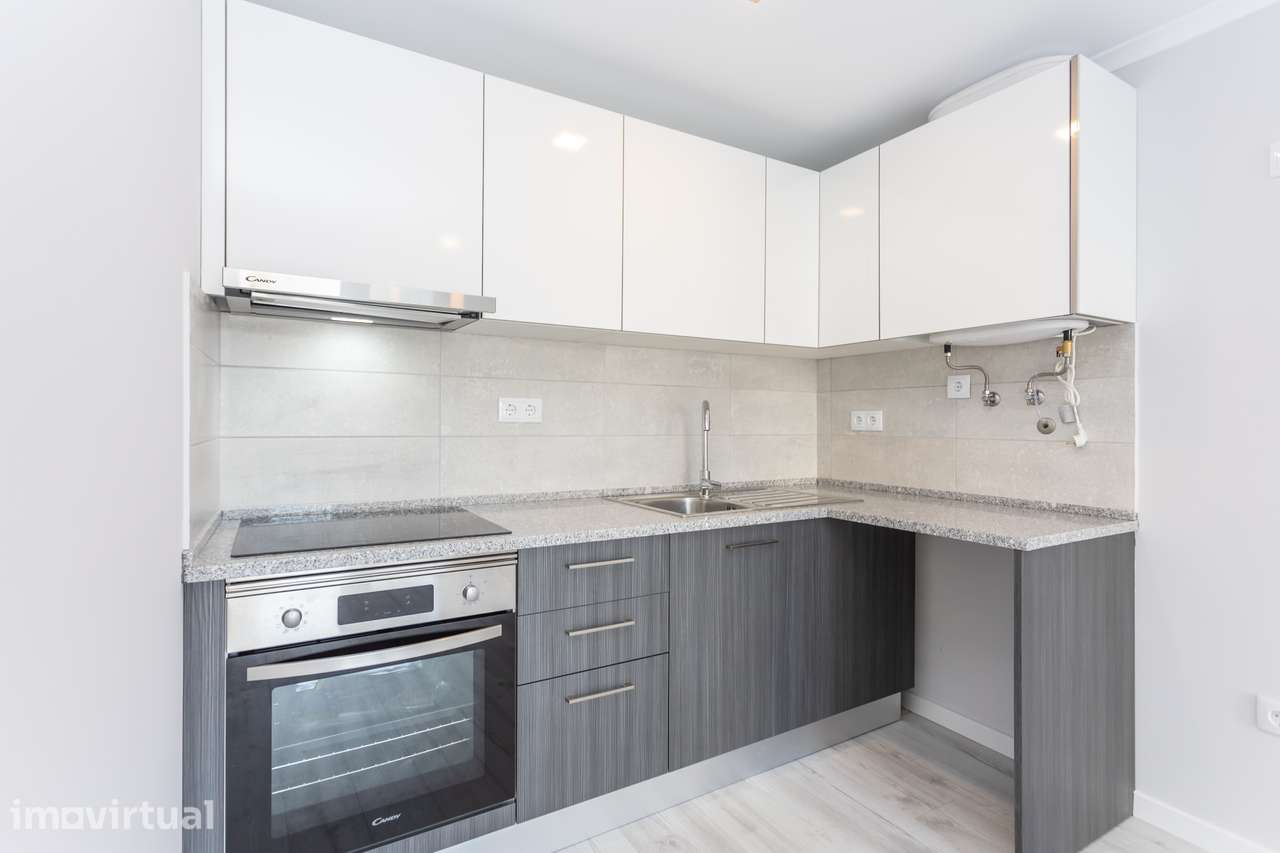 Arrendo Apartamento T0 remodelado- Foros de Amora, Seixal – 550 Eur - Grande imagem: 4/11