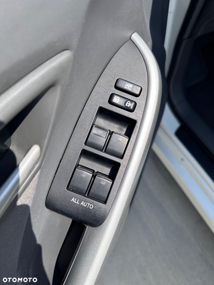 Toyota Prius (Hybrid) Life - 13